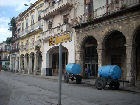 Направление отель Ракуэль,
А цистерны то советские Провинция Гавана, Куба