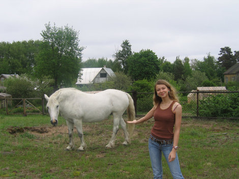 белая лошадь Маша Приморск, Россия