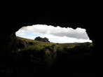 На острове много различных пещер и гротов. Первые европейцы отмечали, что местные папуасы прятались от них под землю.