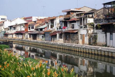 Река и дома в Малаке Малакка, Малайзия