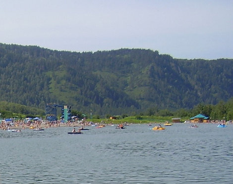Пляж на искусственном озере. Алтайский край, Россия