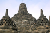 В окружении ступ стоит главная самая большая ступа, символизирующая Нирвану и окончательное Освобождение