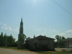 Вид на колокольню в Поречье от остановки (направление на Ростов)