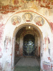Вход в церковь в селе Поречье с частично сохранившимися фресками