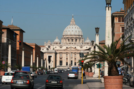 на пути к Собору Святого Петра, центральная улица Ватикана Ватикан (столица), Ватикан