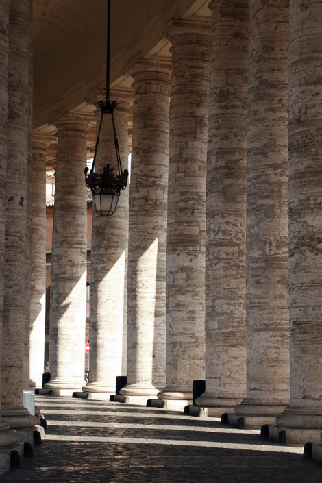 пустынная колоннада Собора Святого Петра ранним утром Ватикан (столица), Ватикан