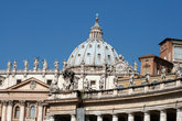 купол Собора Святого Петра и роскошные статуи, украшающие крышу собора