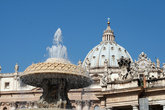 купол Собора Святого Петра и фонтан на площади — схожесть форм