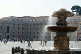 фонтан на площади перед Собором Святого Петра