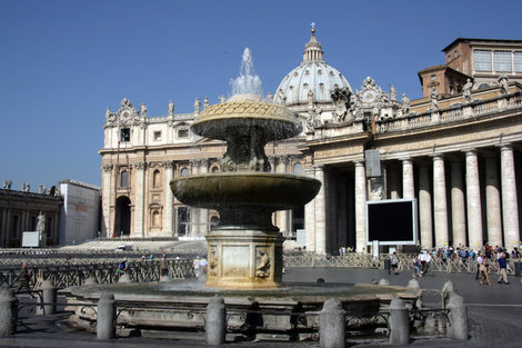 фонтан на площади перед Собором Святого Петра Ватикан (столица), Ватикан
