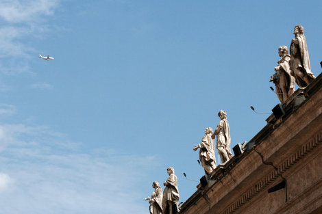 статуи на крыше Собора Святого Петра приветствуют прибывающих в Рим туристов :) Ватикан (столица), Ватикан