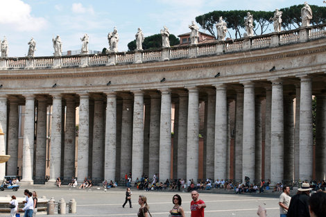 колоннада Собора Святого Петра и отдыхающие перед ней туристы Ватикан (столица), Ватикан