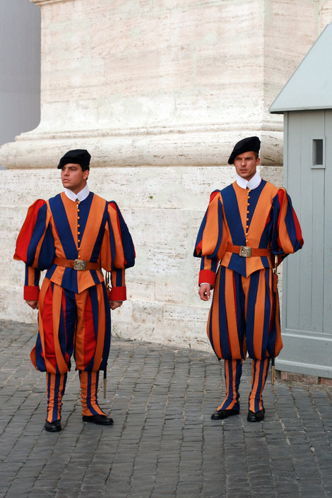 швейцарские гвардейцы на страже порядка в Ватикане Ватикан (столица), Ватикан