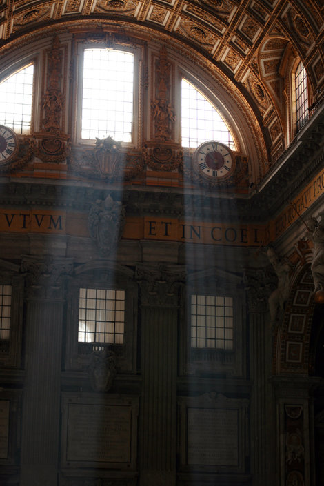 лучи света, проникающие внутрь собора Ватикан (столица), Ватикан