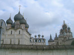 Соборная площадь за кремлёвской стеной. Слева Успенский собор, справа — ворота, ведущие в митрополичий двор, по центру — звонница. В отдельном, более широком объёме самый большой колокол Сысой