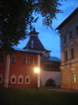 Вечерний кремль. Слева красная стена гостиницы Дом на погребах, по центру — художественный салон (с вкусными квасом и медовухой), жёлтая стена Самуилова корпуса