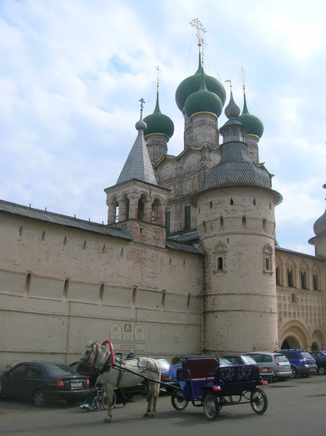 Кремлёвская стена. Надвратная церковь над главным входом под защитой фланкирующих башен Ростов, Россия