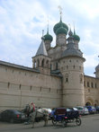 Кремлёвская стена. Надвратная церковь над главным входом под защитой фланкирующих башен