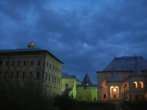 Вечерний кремль. Слева Самуилов корпус, за ним Белая палата и стена, отделяющая митрополичий двор от митрополичьего сада. Справа Красная палата.