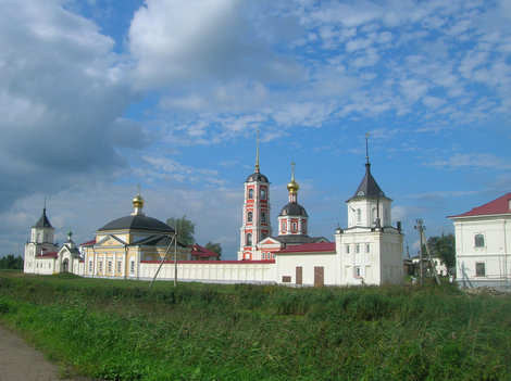 Варницкий монастырь со стороны главного входа (за жёлтой церковью видны входные ворота). Ростов, Россия