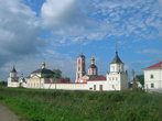 Варницкий монастырь со стороны главного входа (за жёлтой церковью видны входные ворота).