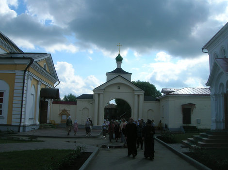 Выход из монастыря (вид изнутри обители) Ростов, Россия