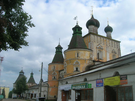 Главный вход в монастырь. Вид сбоку Ростов, Россия
