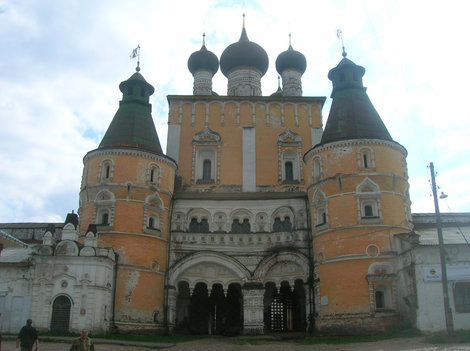 Главный вход в монастырь Ростов, Россия