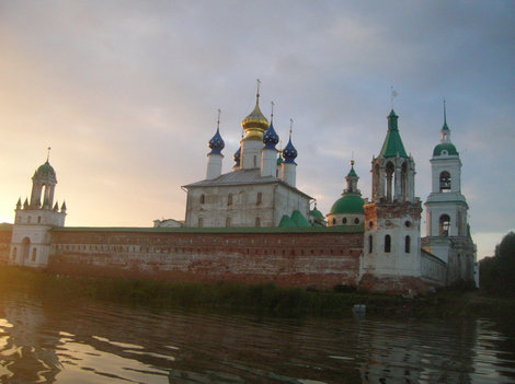 Вид на Спасо-Яковлевский монастырь с борта моторки на озере Неро Ростов, Россия