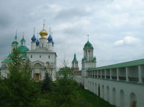 Вид на территорию обители с монастырской стены Ростов, Россия