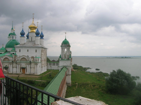 Вид со стены на обитель и озеро Ростов, Россия