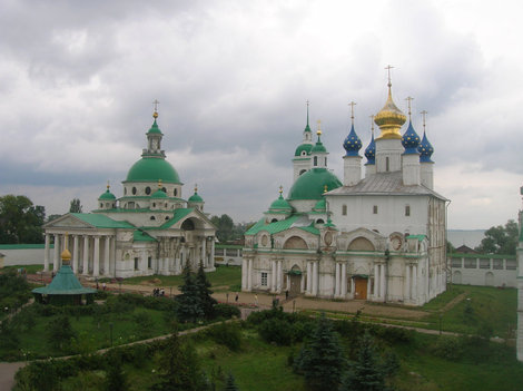 Вид со стены. Слева перед храмами часовня над святым источником Ростов, Россия