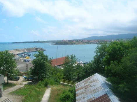 Вид на порт и квартал Василико с балкона гостевого дома Sun house Царево, Болгария