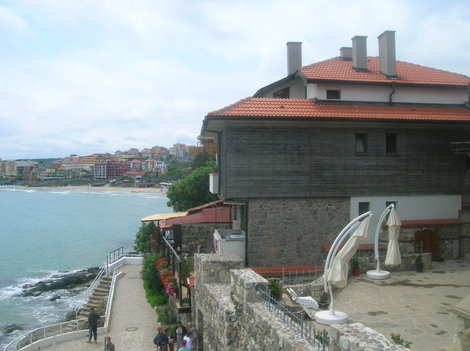 Созополь. Улочка, ведущая вдоль моря к крепости. Вид от башни Созополь, Болгария