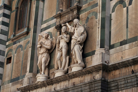 скульптурная композиция, украшающая фасад Дуомо Флоренция, Италия