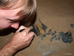 Котельнич. Палеонтологический музей. Муж раскапывает скелет динозавра в песочнице для начинающих археологов