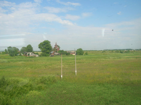 Деревянная церковь Иоанна Богослова на реке Ишне, вид из поезда Ростов, Россия