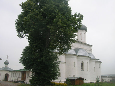 Благовещенская церковь со стороны апсиды (алтарной части). В левом углу в отдалении часовня Столп Переславль-Залесский, Россия