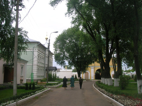 Территория обители. Слева келейный корпус Переславль-Залесский, Россия