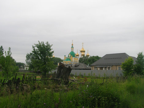 Вид на обитель из-за частных домов Переславль-Залесский, Россия
