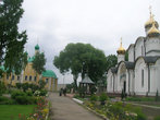 Слева Благовещенская церковь, справа Никольский собор