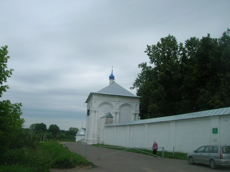 Святые ворота (вид сбоку) и кусок монастырской стены Переславль-Залесский, Россия