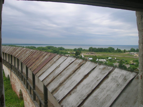 Вид на монастырскую стену со звонницы Переславль-Залесский, Россия