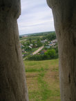 Вид на город через бойницу в монастырской стене