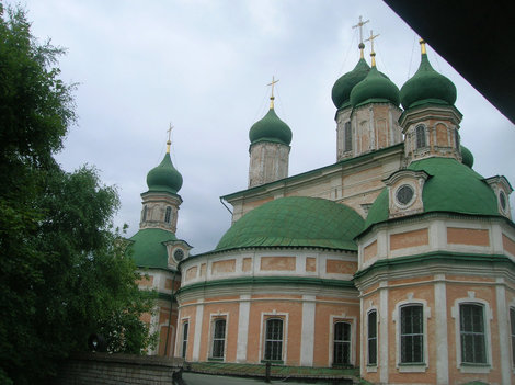 Вид на Успенский собор с монастырской стены Переславль-Залесский, Россия