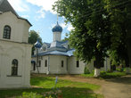 Введенская церковь, вид из-за келейного корпуса