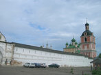 Монастырская стена с колокольней. За колокольней виден Успенский собор, ещё дальше — маковки церкви Всех Святых