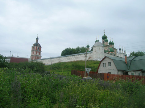Вид на монастырь от подножия холма Переславль-Залесский, Россия