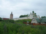 Вид на монастырь от подножия холма