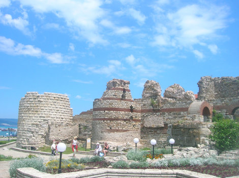 Исторические развалины при входе в Старый город Несебр, Болгария